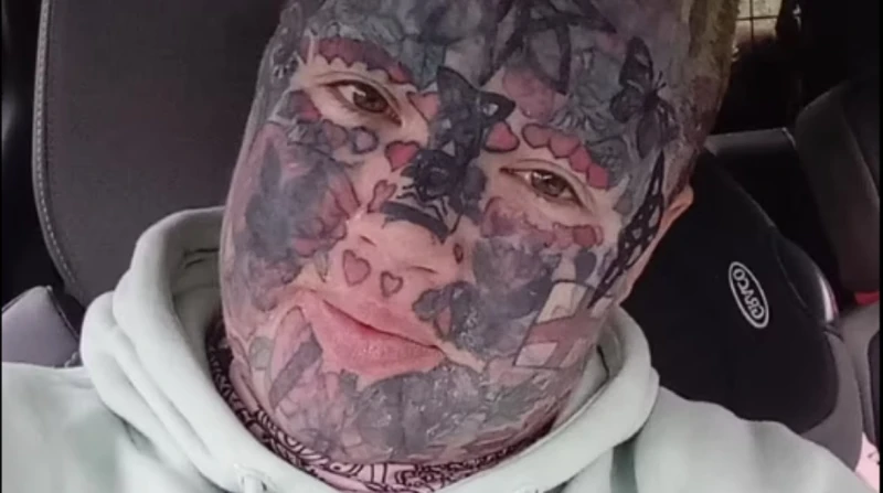 أكثر من 800 وشم تحول حياتها إلى كابوس.. معاناة امرأة تبحث عن القبول تواجه ميليسا سلون، البالغة من العمر 47 عاما والمقيمة في كيدرمينستر، تحديات غير متوقعة بسبب وشومها التي تغطي جسده