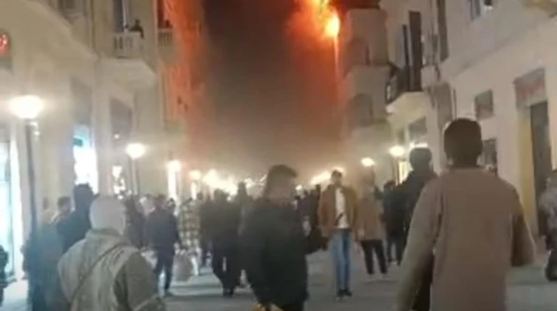 اندلاع حريق في شقة سكنية بالإسكندرية.. الصور الأولى نجحت قوات الحماية المدنية بالإسكندرية، في السيطرة على حريق اندلع بإحدى الشقق السكنية داخل عقار بشارع النبي دانيال بمنطقة محطة ال