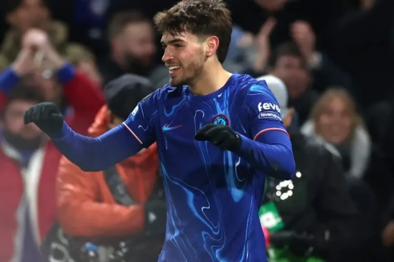 هاتريك مهاجم برشلونة السابق يقود تشيلسي لفوز ساحق بدوري المؤتمر قاد مارك جويوت فريقه تشيلسي للفوز السادس على التوالي في دوري المؤتمرات الأوروبي، بعد فوزه بسهولة على ضيفه الأيرلندي 