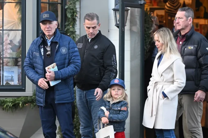 بايدن يحمل كتابا مناهضا لإسرائيل ويصفها بالاستعمار.. صورظهر الرئيس الأمريكي جو بايدن أمس الجمعة يحمل كتابا مناهضا لإسرائيل ويصف تأسيسها بالاستعمار الذي قوبل بمقاومة فلسطينية، وفق ص