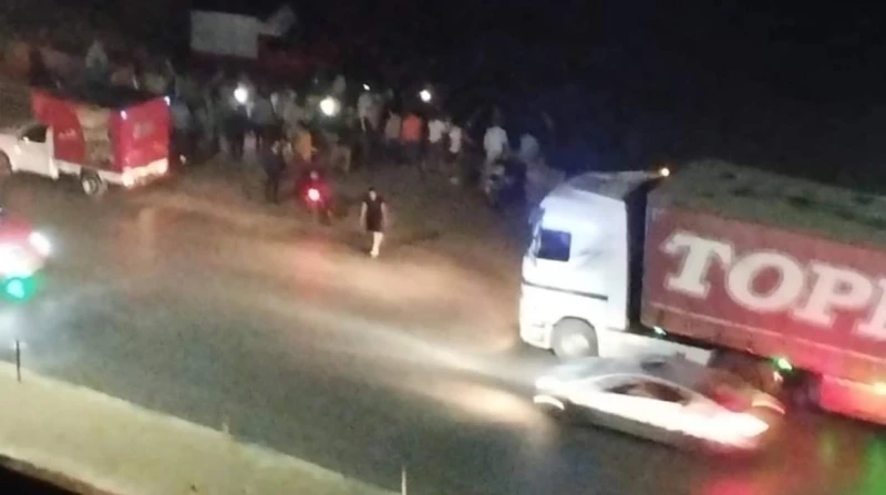 50 طن علف على الأرض.. انقلاب سيارة نقل في أكتوبر شهدت منطقة أكتوبر، حادثا اليوم حيث انقلبت سيارة نقل بمقطورة محملة 50 طنا من أعلاف الحيوانات دون إصابات.تلقى اللواء هانى شعراوي مدير