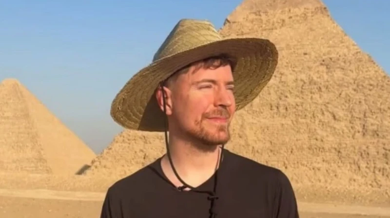 مستر بيست يثير الجدل.. هل يسمح قانون الآثار بتأجير الأهرامات 100 ساعة؟ كشف أمين عام المجلس الأعلى للآثار السابق، الدكتور مصطفى وزيري، حقيقة استئجار صانع المحتوى والمدون الشهير، جيم