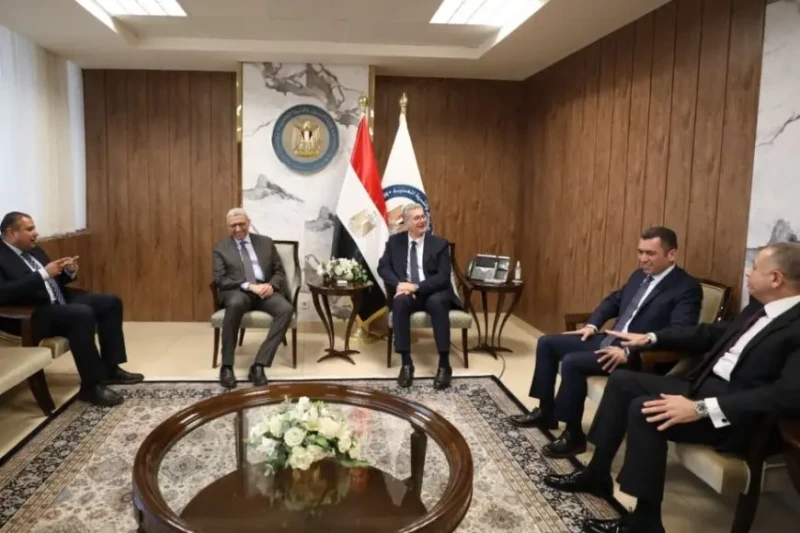 وزير البترول يستقبل وفدا برلمانيا استقبل وزير البترول والثروة المعدنية، كريم بدوي، وفدا برلمانيا رفيع المستوى في مقر الوزارة بالعاصمة الإدارية. وكان الوفد يترأسه النائب المستشار أح