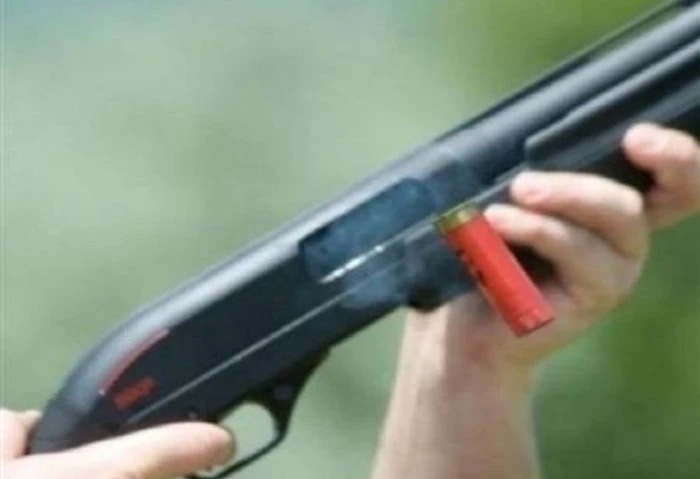 بسبب خلافات مالية، عامل يطلق النار على والده بسوهاج أصيب عامل بدائرة مركز المنشاة غرب محافظة سوهاج بطلق خرطوش في الرقبة على يد نجلة، وعلى الفور تم