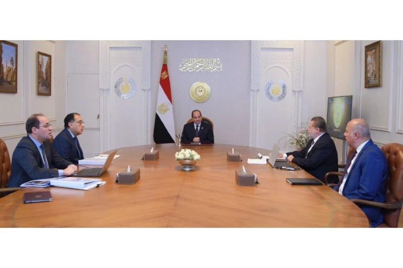 السيسي يطلع على سعر الصرف وجهود تعزيز احتياطات النقد الأجنبي اجتمع الرئيس عبدالفتاح السيسي، اليوم، مع الدكتور مصطفى مدبولي رئيس مجلس الوزراء، وحسن عبدالله محافظ البنك المركزي وأحمد