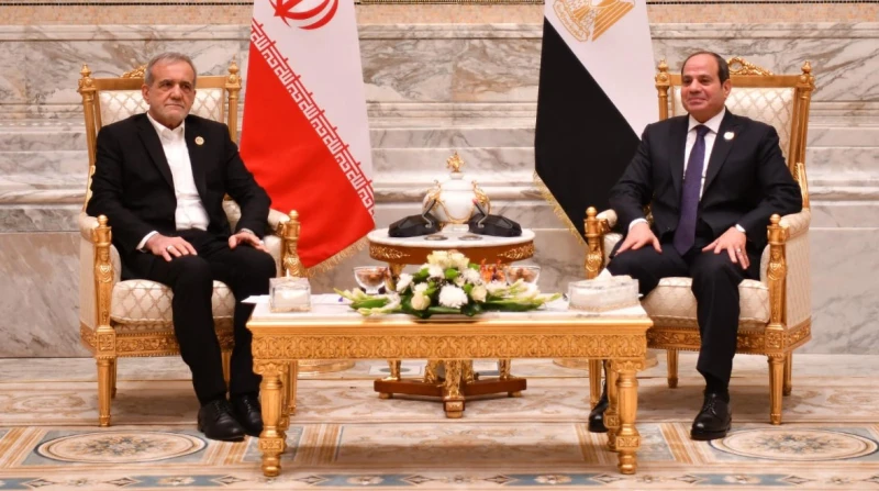 السيسي لنظيره الإيراني: يجب نزع فتيل التوتر وتفادي التصعيد أكد الرئيس عبدالفتاح السيسي، أهمية نزع فتيل التوتر الإقليمي وتفادي التصعيد، مشددا على