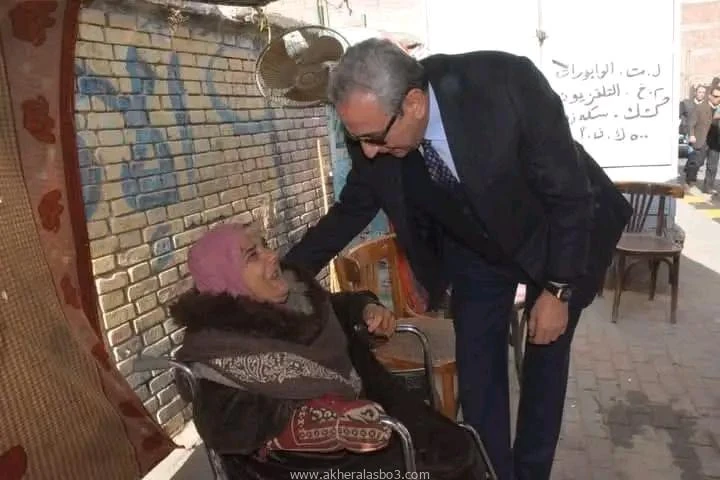 محافظ الغربية يرسم البسمة على وجه سيدة مسنة بهدية إنسانية عقب لقاءها في جولته الميدانية بشارع سكة زفتى الغربية: متابعة رشدي ابوطالب في لفتة إنسانية