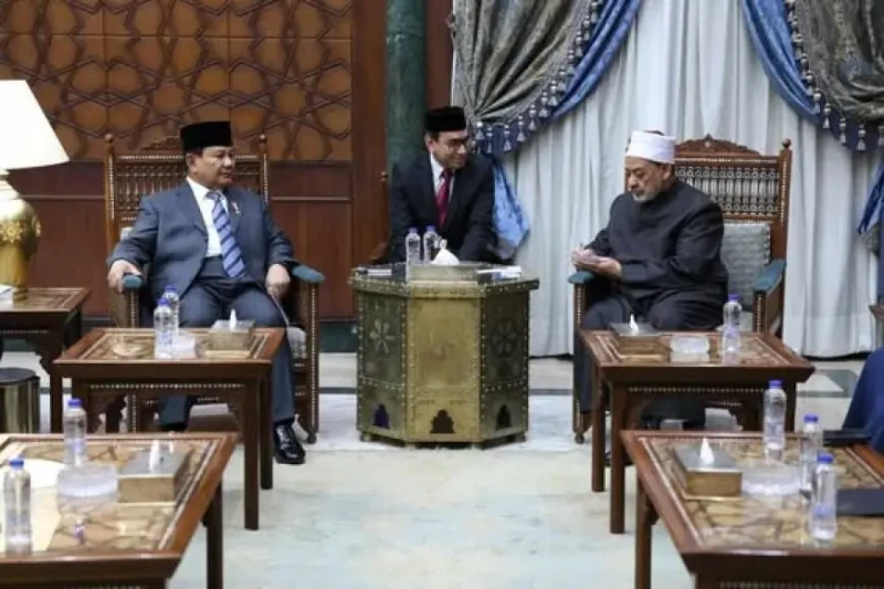 شيخ الأزهر والرئيس الإندونيسي يتفقان على مواصلة الضغط للمطالبة بوقف العدوان والإبادة الجماعية في غزة أكد شيخ الأزهر على أهمية توحيد الصف العربي والإسلامي لمواجهة التحديات الحالية ف