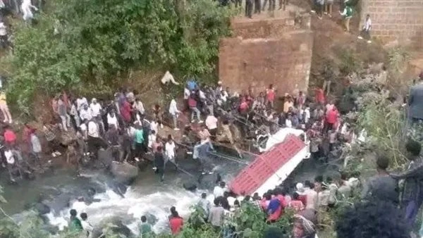 مصرع 71 شخصا على الأقل في غرق شاحنة داخل نهر بإثيوبيا لقي ما لا يقل عن 71 شخصا مصرعهم، في حادث سير في إثيوبيا، عندما سقطت الشاحنة التي كانوا يستقلونها في نهر في جنوب البلاد وغرقت ف