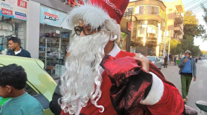 سانت كلوز الصعيدي.. جون يوزع هدايا رأس السنة على الأطفال في شوارع قنا في بادرة احتفالية جميلة بمناسبة رأس السنة الميلادية، وزع الشاب جون هدايا للأطفال والسيدات في شوارع مدينة قنا. 