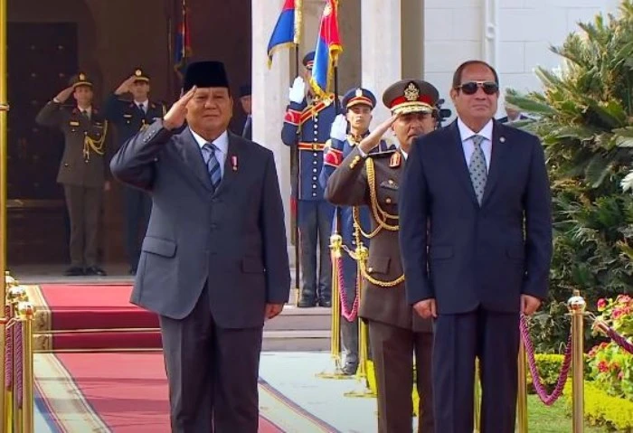 انطلاق جلسة مباحثات القمة بين الرئيس السيسي ونظيره الإندونيسي انطلقت منذ قليل جلسة مباحثات القمة بين الرئيس عبد الفتاح السيسى، ورئيس جمهورية إندونيسيا برابوو سوبيانتو، بمقر رئاسة ا