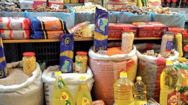 قائمة أسعار السلع التموينية لشهر ديسمبر 2024 في منافذ التموين يستعرض افاق عربية قائمة بأسعار السلع التموينية المتاحة عبر بطاقات التموين لشهر ديسمبر 2024، التي تشمل السلع الأساسية ا