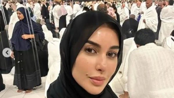 اللهم ارزقني حبك.. ياسمين صبري تؤدي مناسك العمرة.. صور أدت الفنانة ياسمين صبري مناسك العمرة خلال تواجدها في المملكة العربية السعودية بالتزامن مع