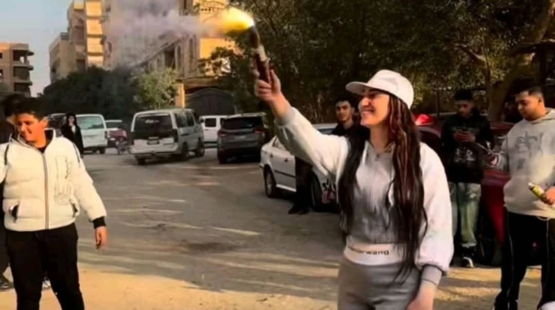 زوجة عصام صاصا مهددة بالحبس لهذا السبب ظهرت جهاد، زوجة مطرب المهرجانات عصام صاصا، خلال احتفالها بقبول الاستئناف المقدم من زوجها وشقيقه على الحكم