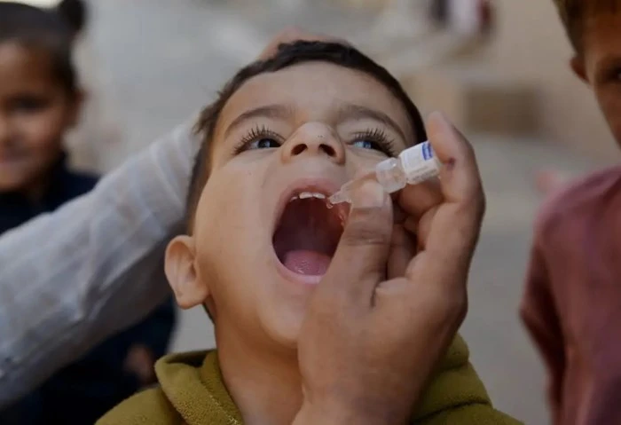 فوائد تطعيم الإنفلونزا الموسمية، جدار حماية للكبار والصغار تعد الإنفلونزا الموسمية من أكثر الأمراض الفيروسية انتشارا خلال فصل الشتاء، حيث تصيب