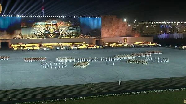 الرئيس السيسي وبن زايد يشاهدان عرض الموسيقات العسكرية بدأ منذ قليل الجزء الثاني من الاحتفال بتخرج دفعات جديدة من طلبة الكليات العسكرية بعرض الموسيقات العسكرية بمصر.جاء ذلك خلال حضو