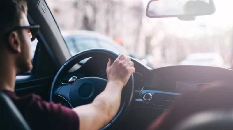 ما عقوبة قيادة السيارة على الطريق بدون رخصة؟ كثرت في الآونة الأخيرة، ظاهرة قيادة بعض الأشخاص المركبات على الطرق بدون رخصة قيادة، وهو ما يعرض حياة