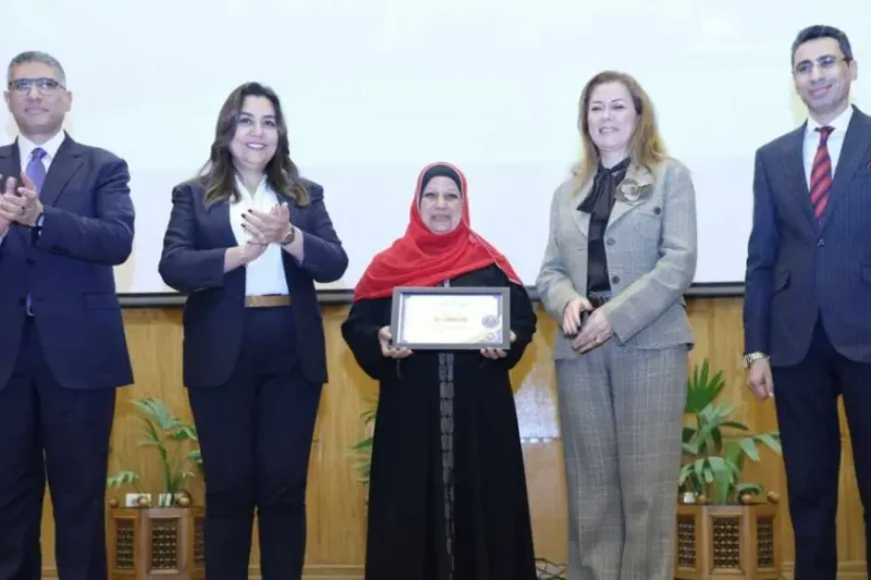 تكريم عدد من العاملين المتميزين بمركز سقارة خلال احتفالية العيد الأربعين لإنشاء المركز كرمت الدكتورة منال عوض، وزيرة التنمية المحلية، والدكتورة رشا راغب، المدير التنفيذي للأكاديمية