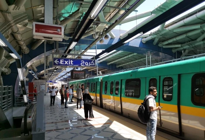 عودة حركة قطارات الخط الثالث بالمترو لطبيعتها بعد توقفها بسبب عطل فني انتظمت حركة قطارات الخط الثالث لمترو الأنفاق بعد توقفها بين محطتي هارون وهشام بركات بسبب عطل فني.أفادت الهيئة