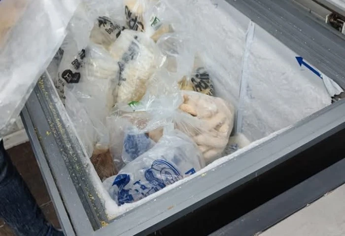 ضبط 600 كيلو أغذية غير صالحة للاستخدام الآدمي بدمياط قام فريق من إدارة مراقبة الأغذية بدمياط، اليوم الخميس، بعمل حملة لمراقبة الأغذية، حيث تم المرور