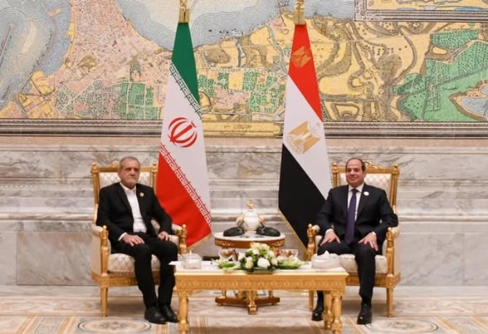 الرئيس السيسي يؤكد لنظيره الإيراني أهمية نزع فتيل التوتر وتفادي التصعيد التقى الرئيس عبد الفتاح السيسي، اليوم، بالرئيس مسعود بزشكيان رئيس افاق