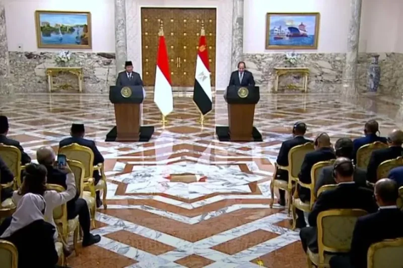 رئيس إندونيسيا: نتعاون مع مصر في الترويج للمنهج الوسطي للإسلام أكد الرئيس الإندونيسي برابوو سوبيانتو أن هناك 15 ألف طالب إندونيسي يدرسون في الأزهر الشريف.وأضاف خلال مؤتمر صحفي مع ا