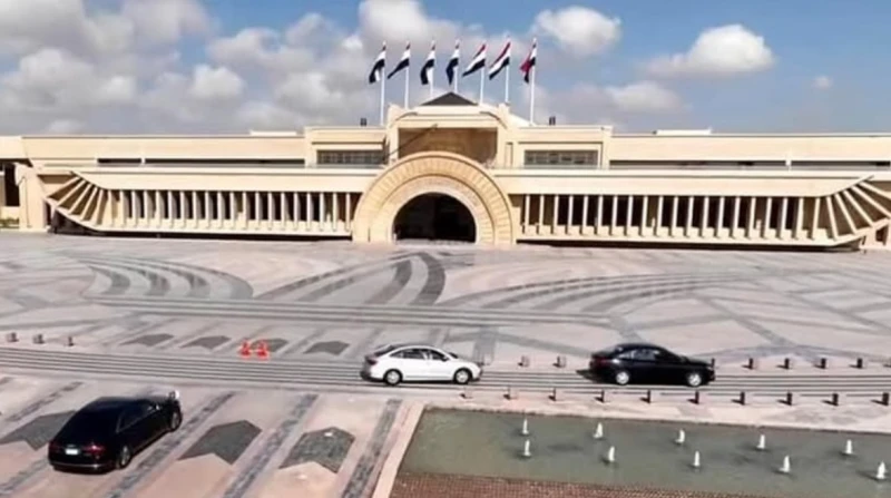 تحفة معمارية.. هل ينتزع قصر العاصمة الإدارية لقب الأفخم عالميا؟ على الرغم من أهمية قمة الدول الثماني النامية التي استضافتها مصر أمس الخميس، وسط