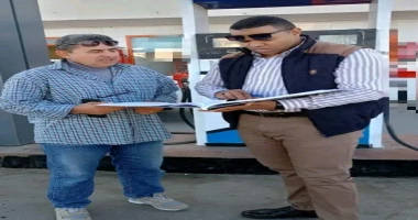 حملات تموينية مكثفة بالبحيرة ضبط 4 محطات بترولية للتصرف فى 34 ألف لتر سولار و13 ألف لتر بنزين بالسوق السوداء و70 طن مواد خام و40 طن مخلل مجهول المصدر