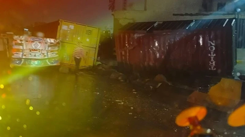 حادث تصادم بين شاحنتين على الطريق الصحراوي بالإسكندرية شهد الطريق الصحراوي بالإسكندرية، صباح اليوم، حادث تصادم بين شاحنتين (تريلا) قبالة منطقة مرغم،