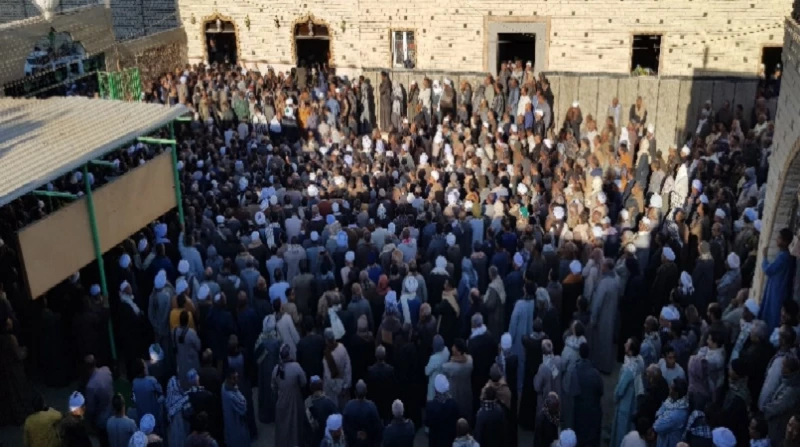 وداع مهيب ل أسد الصالحين.. الآلاف يشيعون الشيخ محمد الجيلاني بالأقصر شيع الآلاف من أبناء محافظة الأقصر، جثمان الشيخ محمد أحمد الجيلاني، قائد ورائد