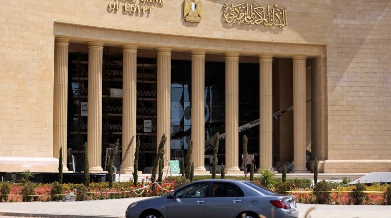 أسبوع حسم سعر الفائدة.. ماذا تقول بنوك الاستثمار؟ أيام قلائل تفصلنا عن موعد اجتماع البنك المركزي المصري الأخير لهذا العام، وسط تكهنات بأن تواصل لجنة