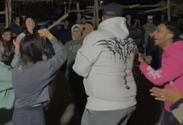 احتفالات شقيق عصام صاصا أمام منزله بعد إخلاء سبيله من قسم الجيزة(صور) احتفل شقيق عصام صاصا، اليوم، قررت محكمة جنايات القاهرة، اليوم، إخلاء سبيل شقيق