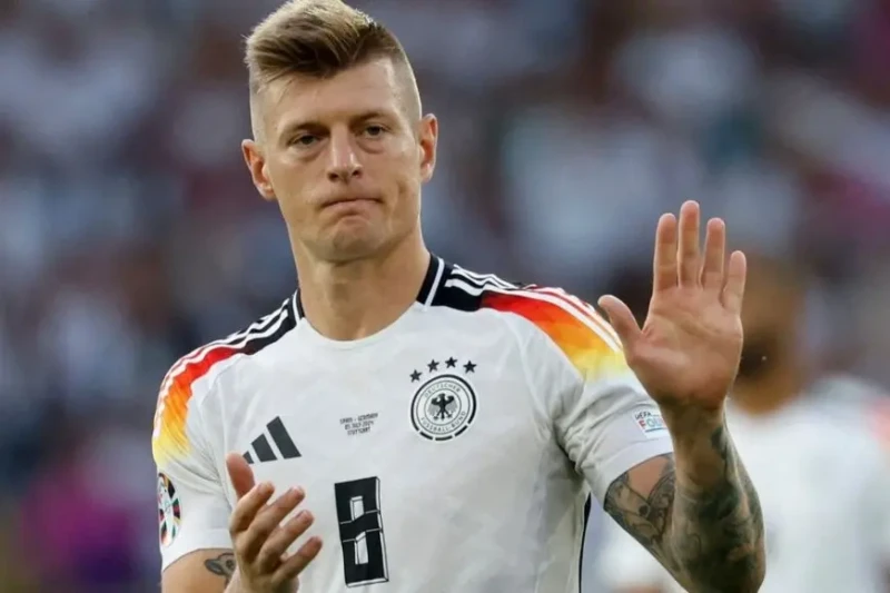 المعتزل توني كروس: سأختفي عن الأنظار قال توني كروس نجم ريال مدريد السابق، الذي اعتزل مؤخرا، إنه سيختفي عن الأنظار بعد فترة مزدحمة.وقال كروس في تصريحات لالشرق الأوسط في بودكاست إنفا