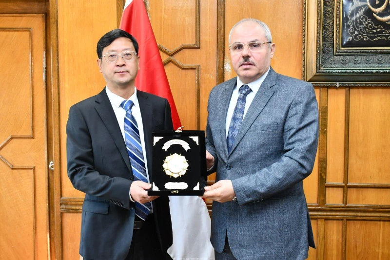 كتبت أمل عبد الرحيم استقبل الدكتور ناصر مندور، رئيس جامعة قناة السويس، اليوم الأحد الموافق 15 ديسمبر، وفدا من جامعة هواتشي بمقاطعة سيتشوان الصينية، في لقاء استهدف تعزيز التعاون الع