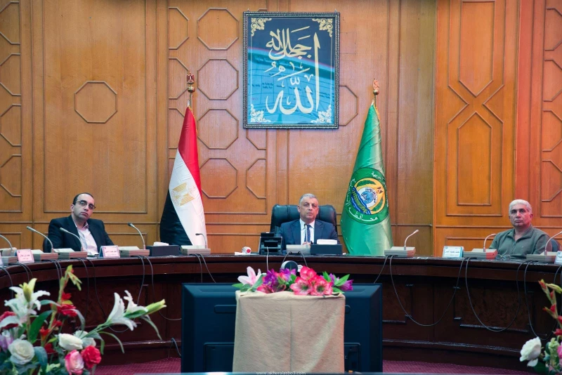 كتبت أمل عبد الرحيم عقد اللواء طيار أ.ح أكرم محمد جلال محافظ الإسماعيلية، اليوم الخميس، اجتماعا موسعا لمتابعة آخر مستجدات ملف التقنين والتصالح وتحصيل إيرادات المحافظة وتعظيم الاستف