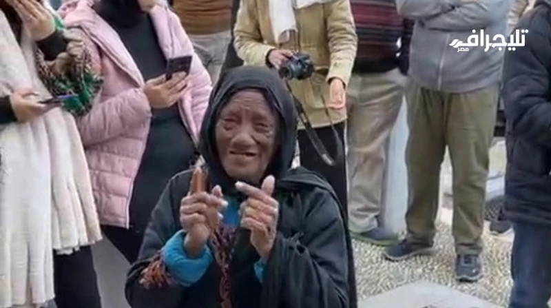 كان مربي عيالي.. امرأة بسيطة تنهار باكية على عدوية في جنازته (صور) شهدت صلاة الجنازة على الفنان الراحل أحمد عدوية، موقفا مؤثرا من سيدة بسيطة، من