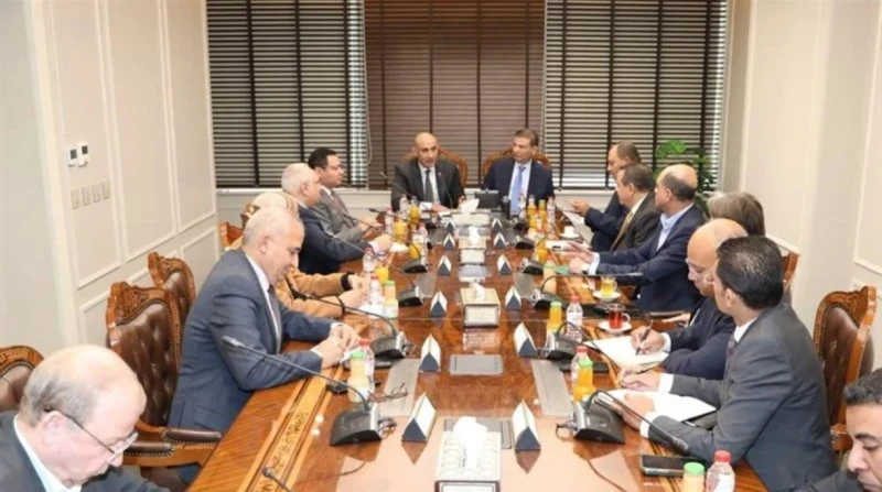 الحكومة تدرس الاستعانة بخريجي المدارس الزراعية لسد العجز في الإرشاد أكد وزير الزراعة علاء فاروق أهمية الشراكة مع وزارة التربية والتعليم والمستثمرين لتحقيق نهضة في القطاع الزراعي، م