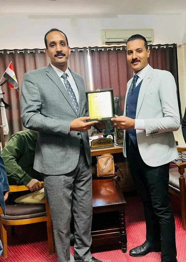 ائتلاف الحركة الشعبية في حب مصر يكرم د.عباس مصطفى قنا ممدوح السنبسي في إطار جهوده التنموية والتطوعية؛ كرم كيان ائتلاف الحركة الشعبية في حب مصر، الدكتور عباس مصطفى - مدرس القانون ال