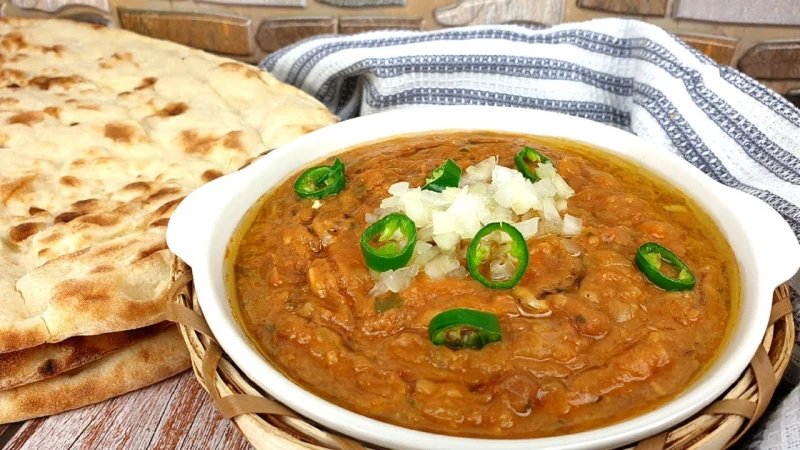 احلى طبق على سحور رمضان طريقة الفول المدمس بالطماطم على اصولة يعتبر طبق الفول المدمس من الأطباق الرئيسية التي تناسب وجبة السحور في شهر رمضان، ويتميز بمذاقه اللذيذ والفريد، إلى جانب