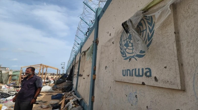 السويد توقف تمويل الأونروا.. وإسرائيل: انتصار دبلوماسي أعلن الوزير المعني بالإغاثة في السويد، بنيامين دوسا، اليوم الجمعة، أن بلاده لن تمول وكالة الأمم المتحدة لغوث وتشغيل اللاجئين 