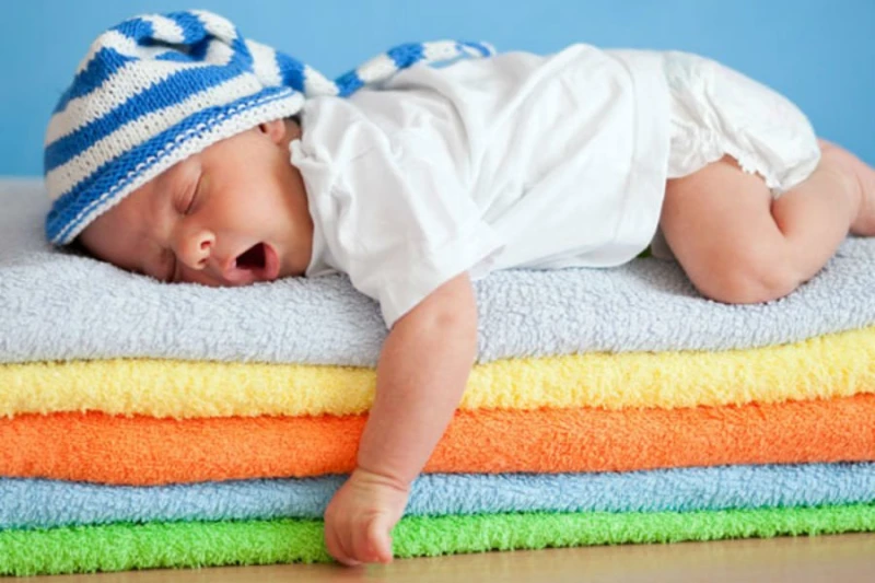 3 طرق لعلاج الشخير لدى اﻷطفالالشخير لدى الأطفال ليس أمر شائع ولكنه أمر طبيعي، ويمكن أن يحدث لأسباب مختلفة. يسمع الشخير كصوت خشخشة أثناء التنفس بسبب انسداد مجرى الهواء في الحلق، وقد