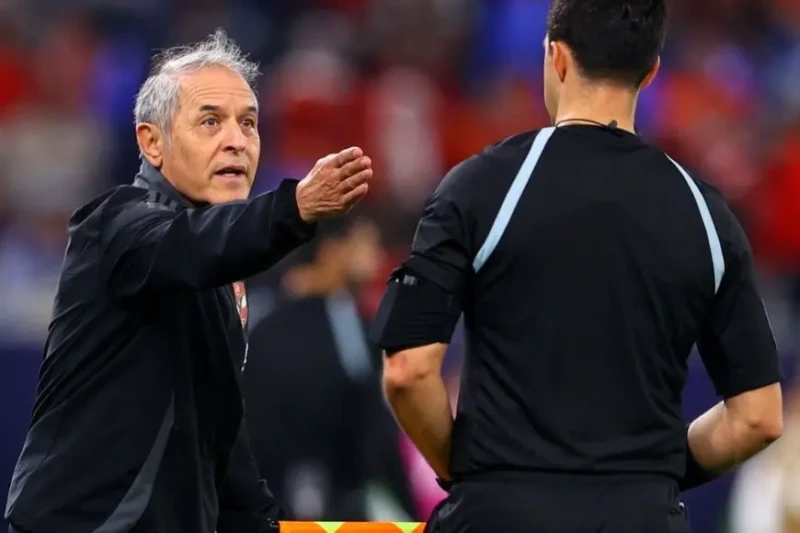 كولر يدافع بقوة عن كهربا ويطلب الدعم من مشجعي الأهلي دافع مارسيل كولر المدير الفني للأهلي عن لاعبيه الذين أهدروا ركلات الترجيح في الهزيمة الموجعة أمام باتشوكا المكسيكي في نصف نهائي