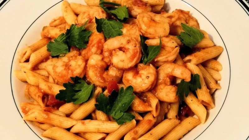 عمل المكرونة بالجمبري مثل المطاعم تعد وصفة المكرونة بالجمبري من أشهى الأطباق التي يمكن إعدادها بسهولة في المنزل، حيث تتميز بمذاقها اللذيذ وسرعة تحضيرها، مما يجعلها الافضل للأسر الب