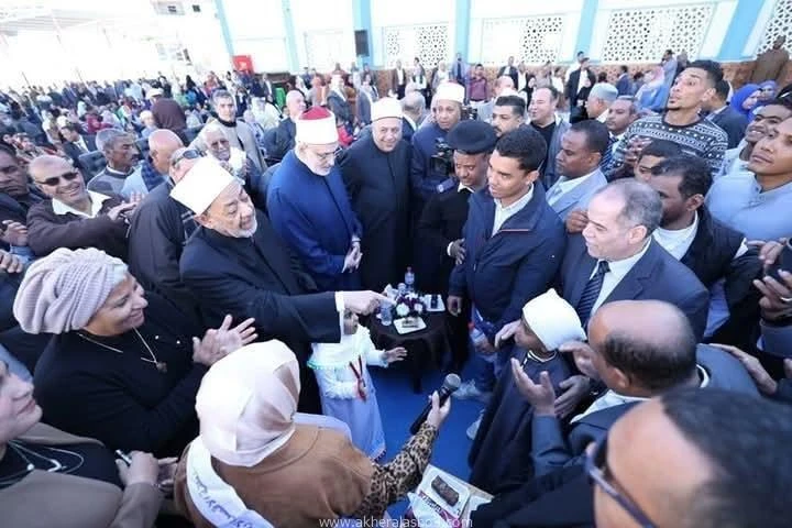 في لفتة إنسانية.. يجبر بخاطر تلميذ أزهري بإدخال السرور والسعادة في قلبه، بعد بكائه لإلغاء فقرته المخصصة لإلقاء قصيدة شعرية أثناء افتتاح معهد محمد عطيتو النموذجي لغات بالأقصر، وذلك