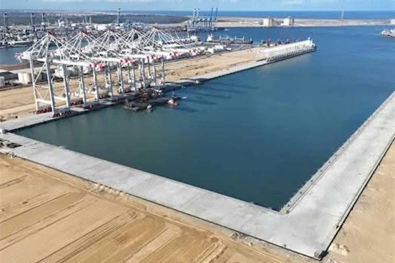 مشروع استراتيجي لدعم اللوجستيات.. آخر التطورات بمحطة حاويات تحيا مصر 1 بميناء دمياط (صور) تشهد محطة حاويات تحيا مصر 1 بميناء دمياط تطورا كبيرا، وذلك