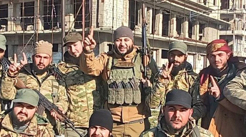 والد الإرهابي أحمد المنصور يتبرأ منه: غضبان عليك ليوم الدين (فيديو) أثار الإرهابي الهارب أحمد المنصور جدلا واسعا على منصات التواصل الاجتماعي، بعد ظهوره في مقاطع فيديو من دمشق، هاجم