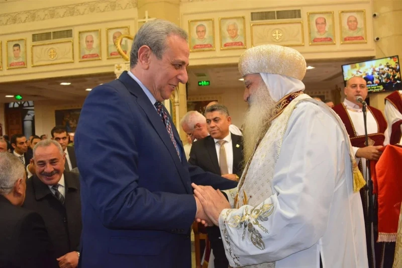 بالصور محافظ الغربية يهنئ الأنبا بولا و يقبل يد الأطفال في قداس عيد الميلاد 2025 بكنيسة مار جرجس طنطا قداس عيد الميلاد ، شهد اللواء أشرف الجندي محافظ الغربية، مساء أمس الإثنين 6120