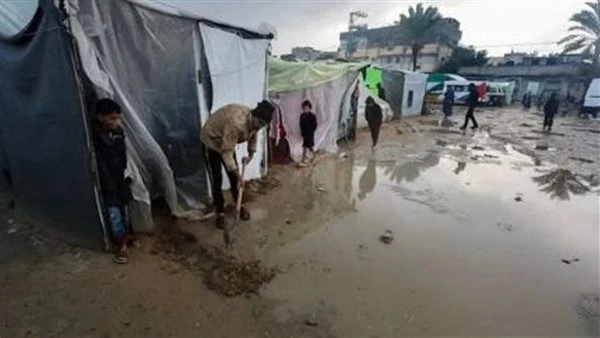 في ظل الحصار الإسرائيلي ونقص الوقود.. سكان غزة يقاومون البرد شهد قطاع غزة اليوم كارثة إنسانية جديدة مع غرق مئات الآلاف من خيام النازحين نتيجة المنخفض الجوي الذي تسبب في هطول كميات