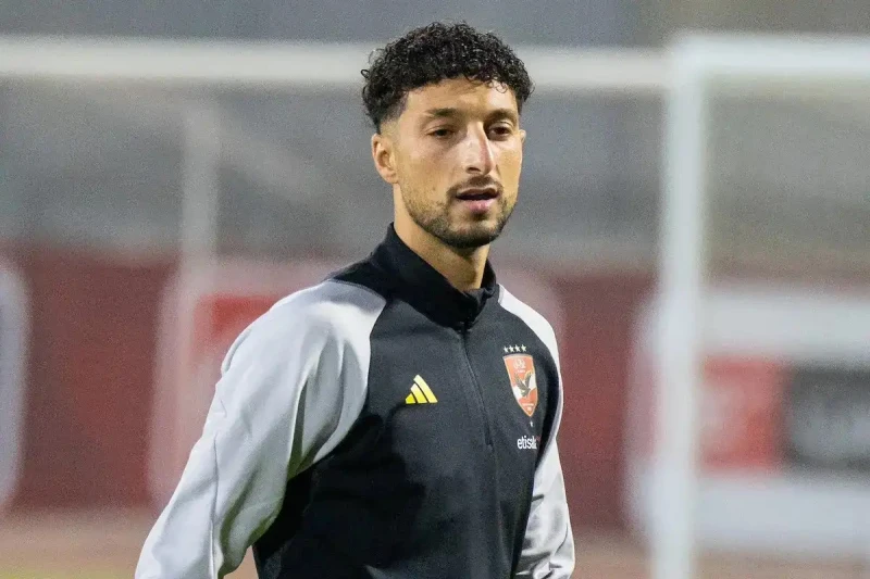 وسام أبو علي مهاجم الاهلي يثير خوف زملائه عقب إغمائه على الطائرة ما سر الأزمة القلبية وسام أبو علي مهاجم الاهلي يثير خوف زملائه عقب إغمائه .. تسبب