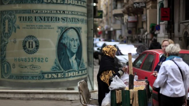 الأخضر للخلف در.. تراجع أسعار الدولار للأسبوع الثالث واصل سعر الدولار مقابل الجنيه المصري خلال الأسبوع الماضي، تراجعه في غالبية البنوك الحكومية
